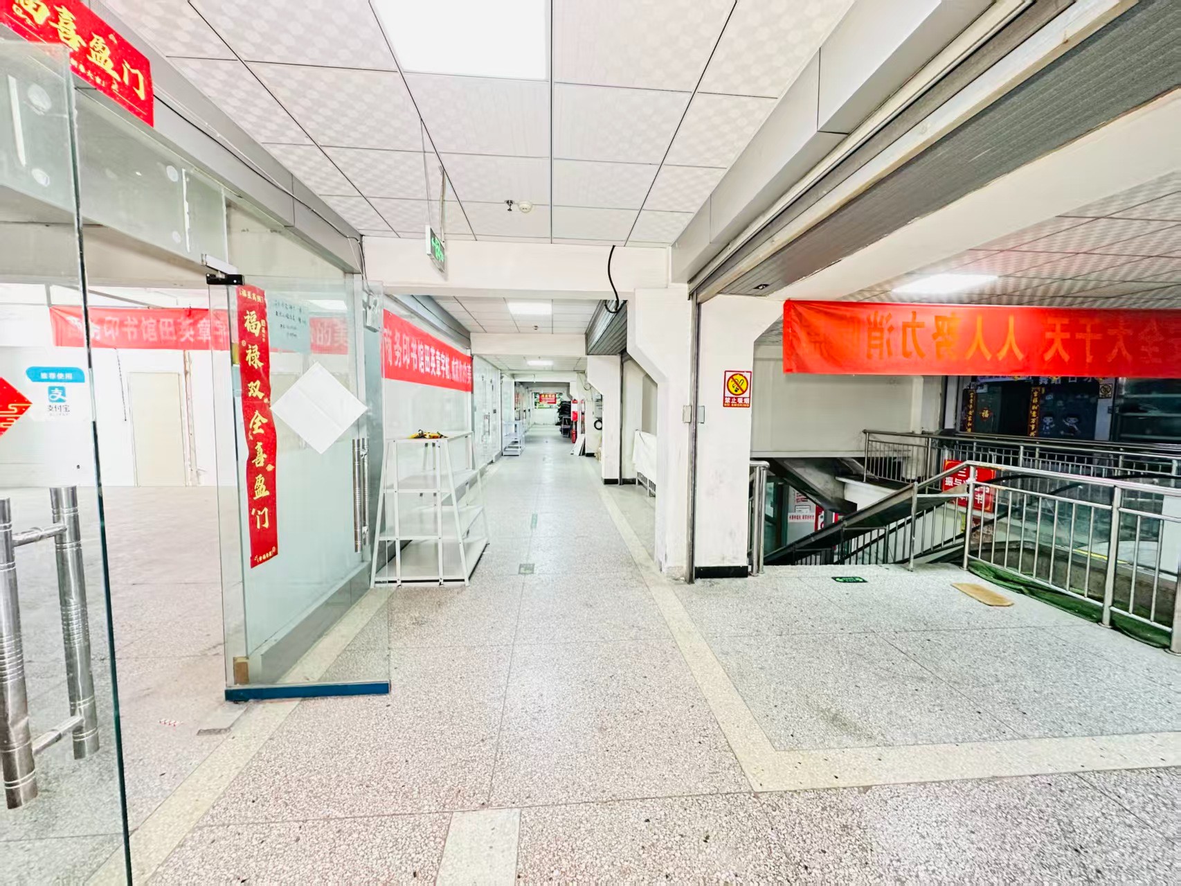 新建西街引入人工智能技术应用场景，推动AI与商业、零售、电商、企业服务等领域融合发展。