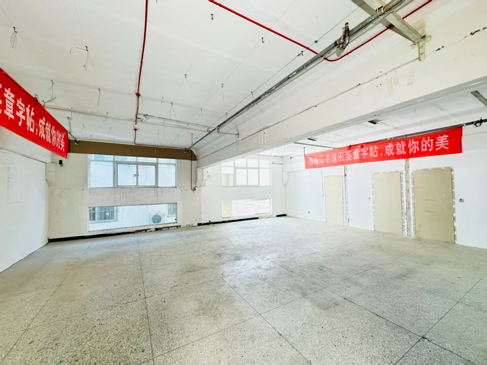 新建西街重点吸引人工智能应用、数字经济、电商直播、智能制造服务、软件开发、科技创新企业及创业团队入驻